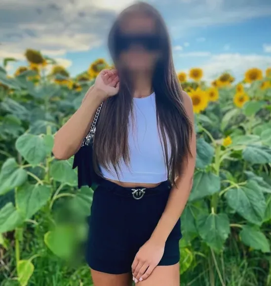 Larissa, 25
