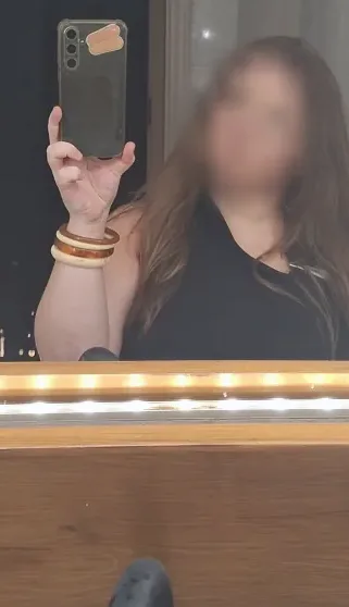 Melanie, 19